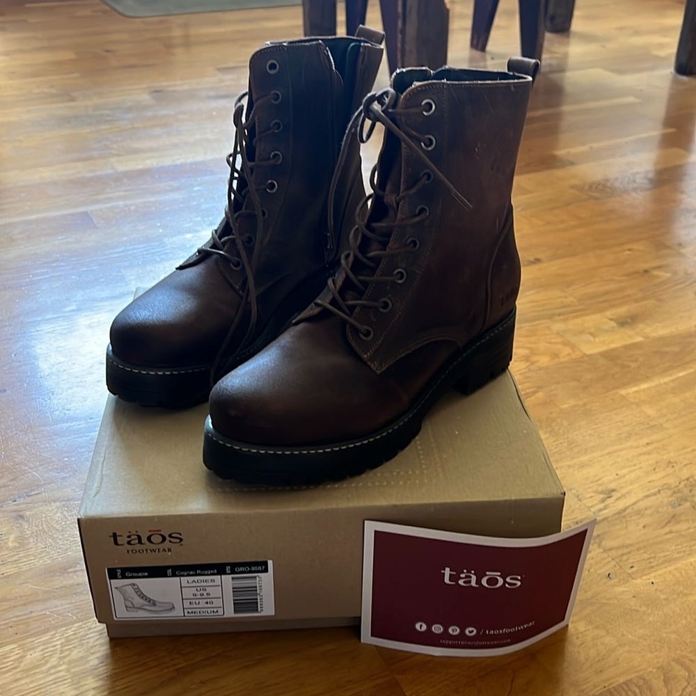 Brand new lace up combat boot with side zip
